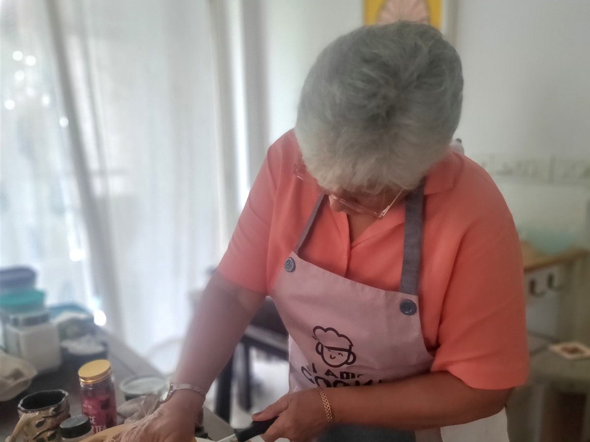 Slicing a freshly baked loaf during The FUNdamentals course
